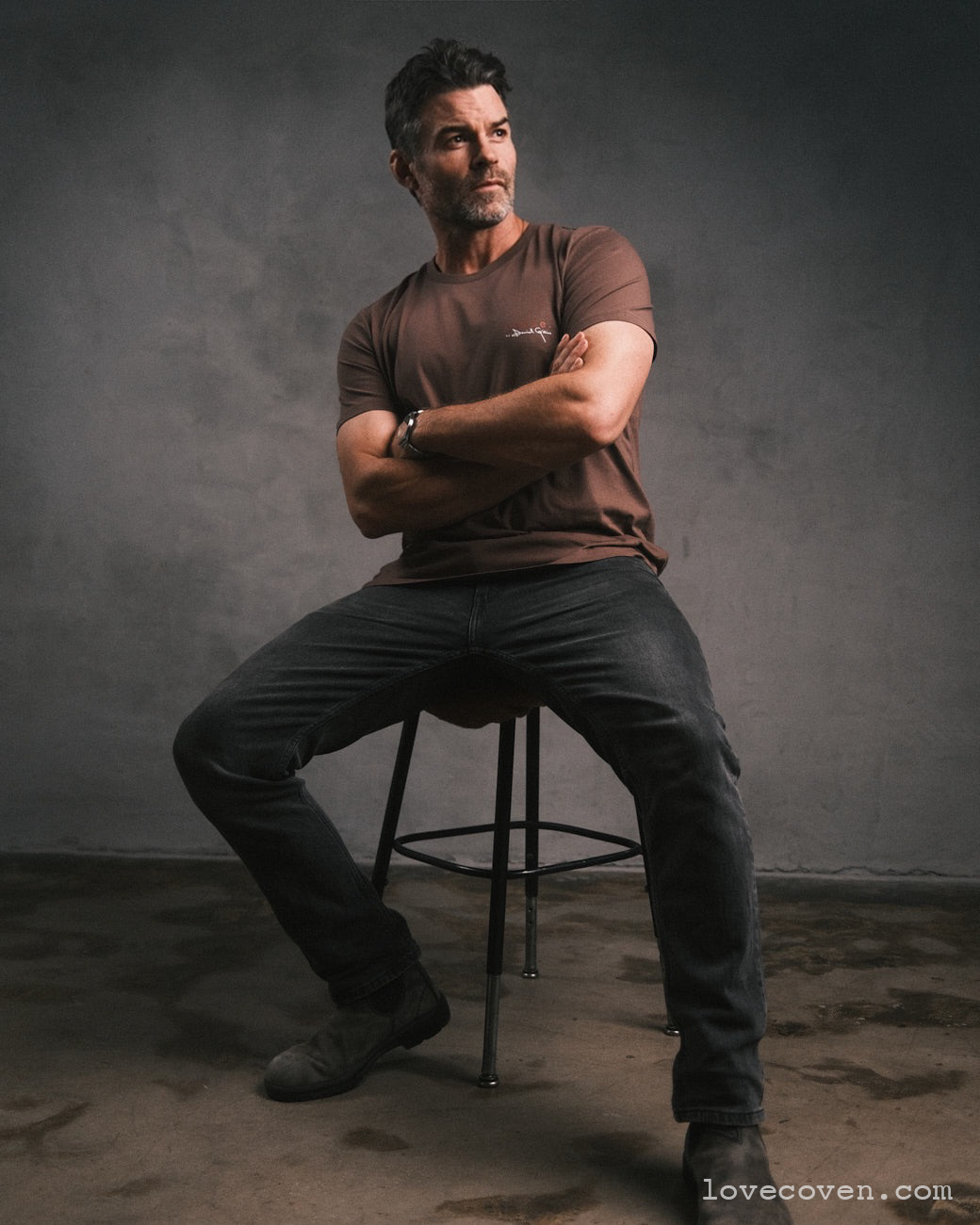 noble. by daniel gillies tee. - mocha